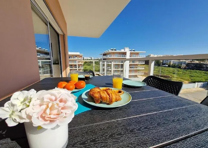 Apartment Modern With Pool And Close To The *