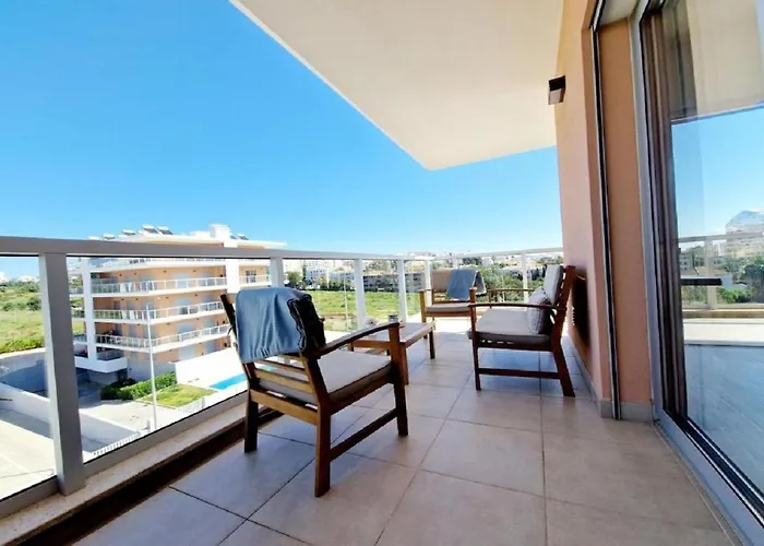 Modern With Pool And Close To The