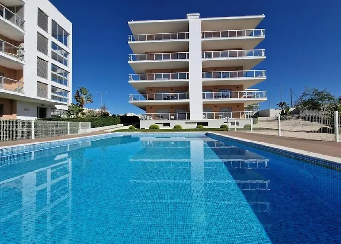 Modern With Pool And Close To The